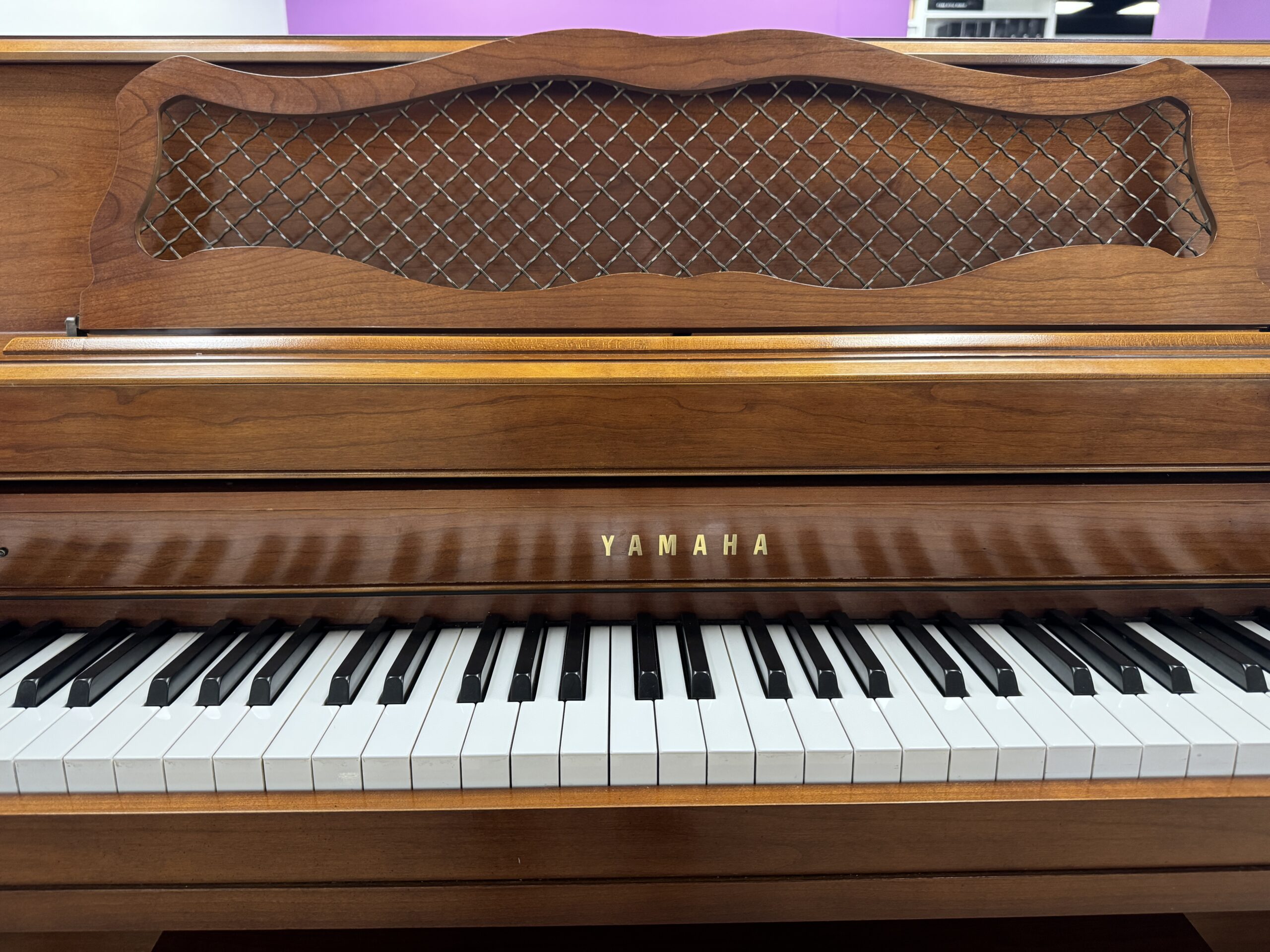 Solich-Piano-Cleveland-Yamaha-M305-Brand-Name